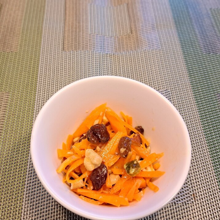 作り置きに!にんじん とレーズン、ナッツのラペ